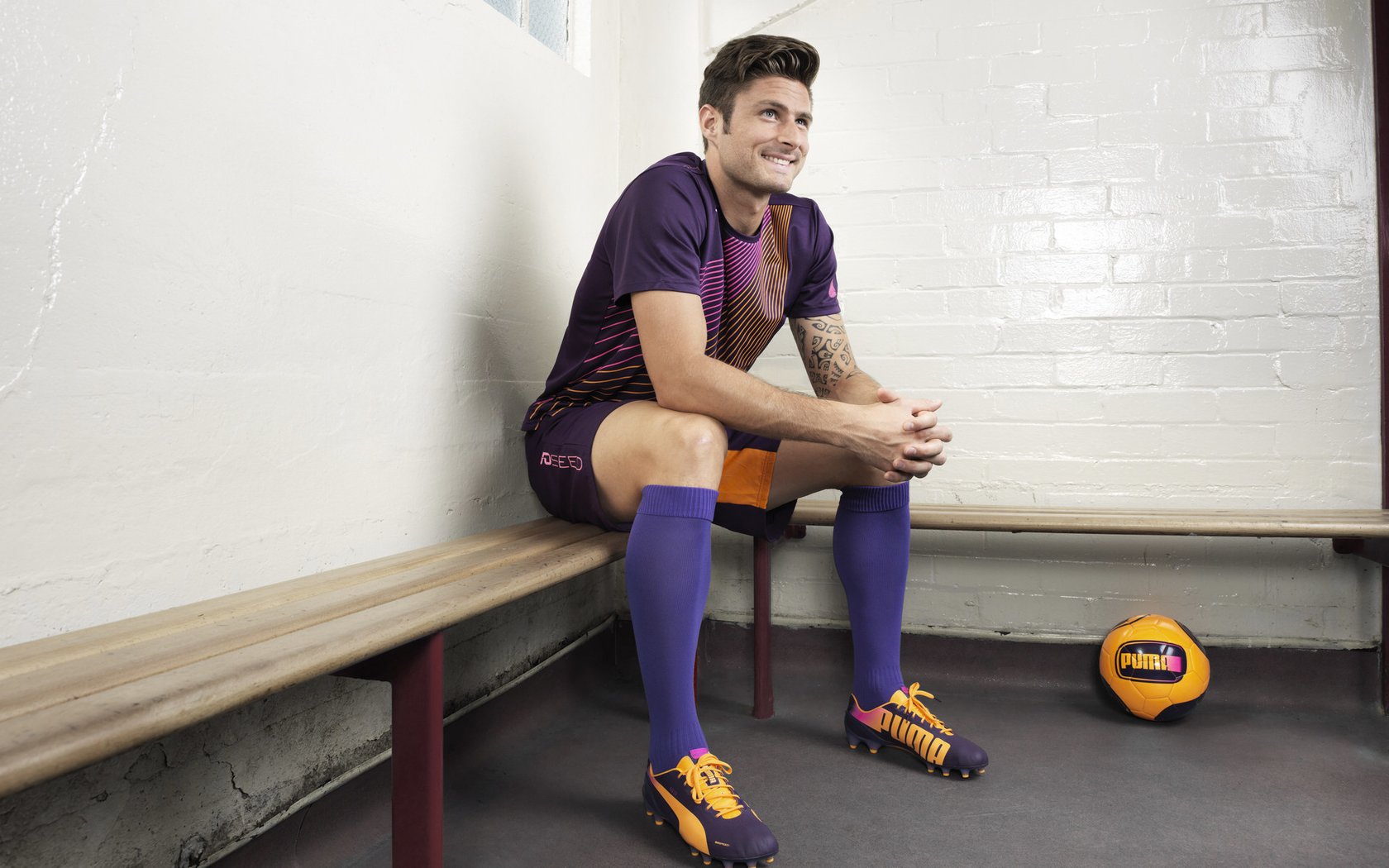 足球赛场上展现精湛技艺，赛况引人入胜，足球赛精彩