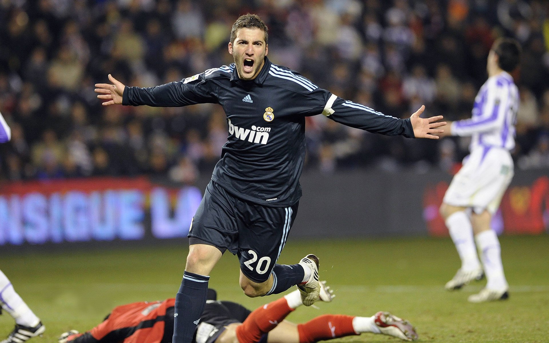 卡特的传球视野和精确度，令全黑队在场上始终占据优势，卡特10佳球